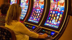 Người chơi tham gia Bingo game b52 trên điện thoại tại Việt Nam